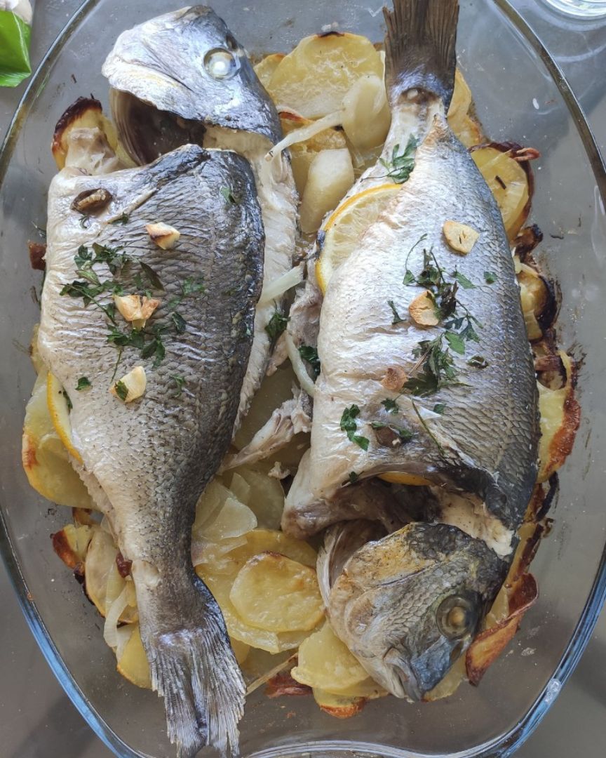 Dorada al horno con patatas panaderas