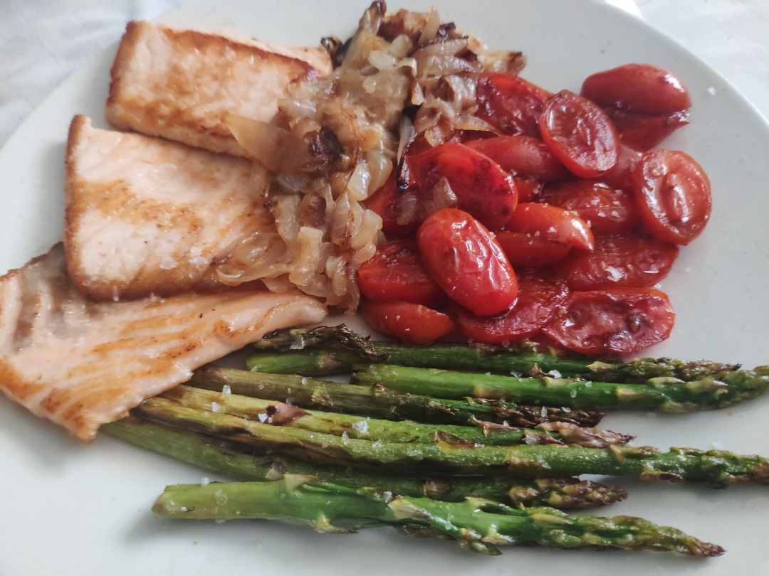 Salmón con trigueros, cherrys y cebolla Salmón con trigueros, cherrys y cebolla