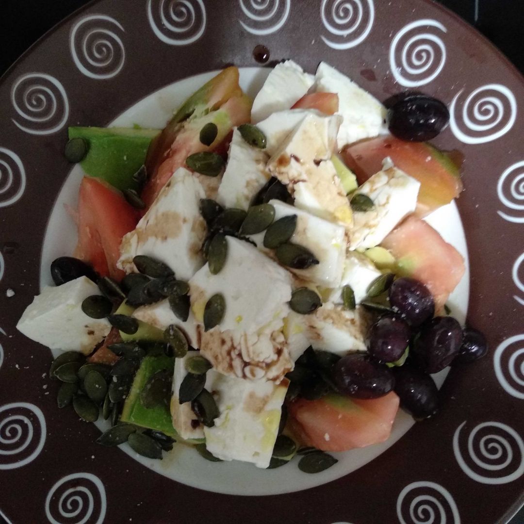 Ensalada de tomate, queso fresco y aguacate 