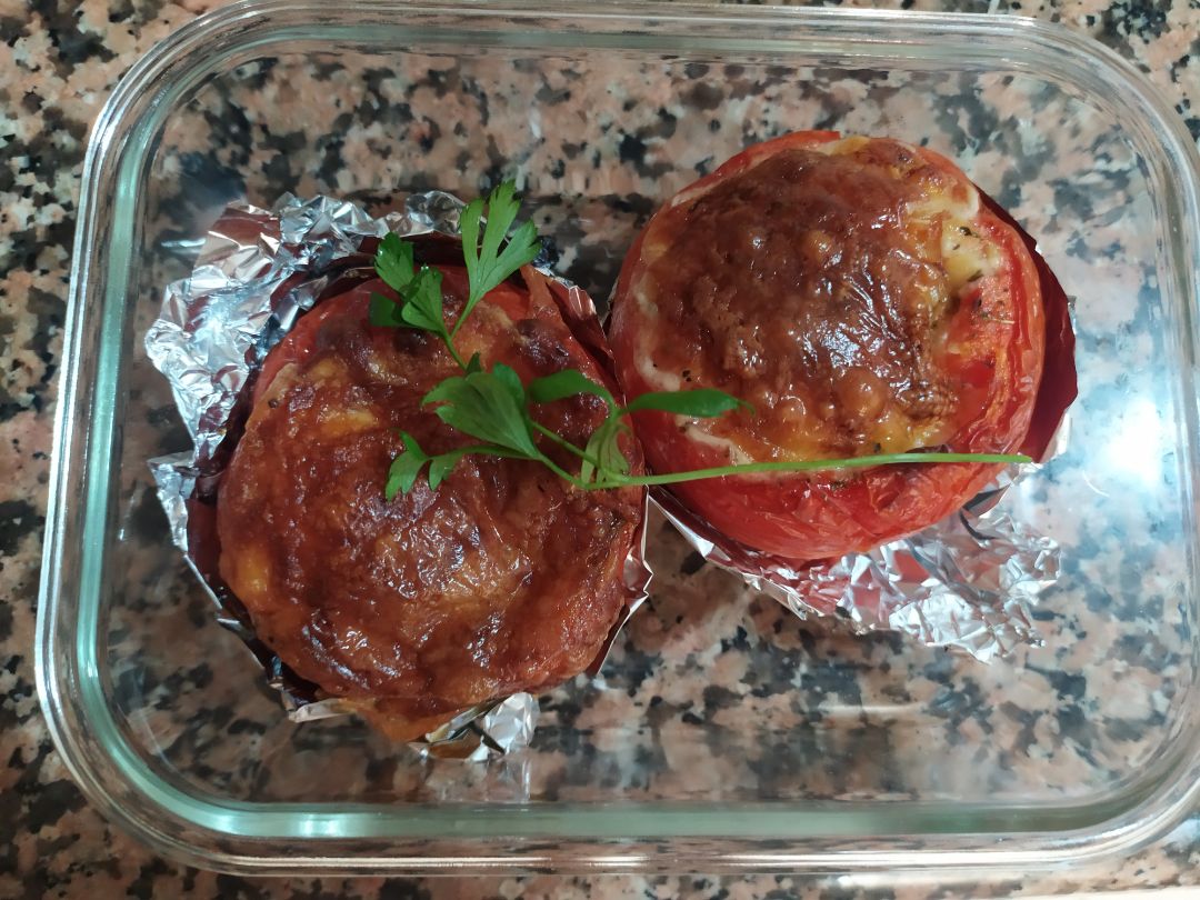 Tomates rellenos de huevo y queso. Tomates rellenos de huevo y queso.