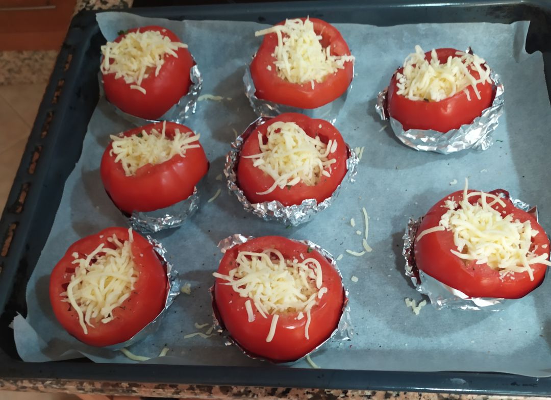 Tomates rellenos de huevo y queso. Paso 3 Tomates rellenos de huevo y queso. Paso 3
