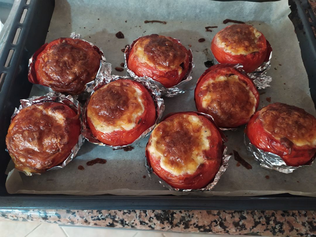 Tomates rellenos de huevo y queso. Paso 4 Tomates rellenos de huevo y queso. Paso 4
