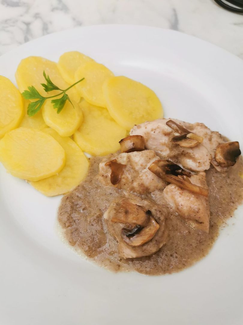 Pavo con salsa de champiñones y patata. 