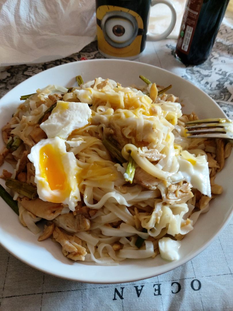 Noodles de arroz con pollo y huevo poche Noodles de arroz con pollo y huevo poche