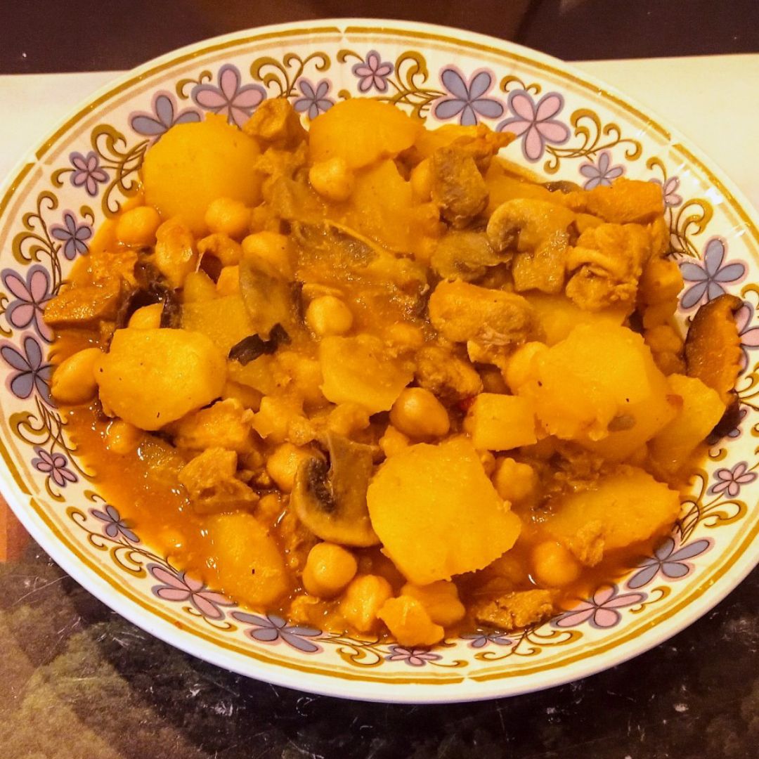 Guisado de patatas y pollo de corral Guisado de patatas y pollo de corral