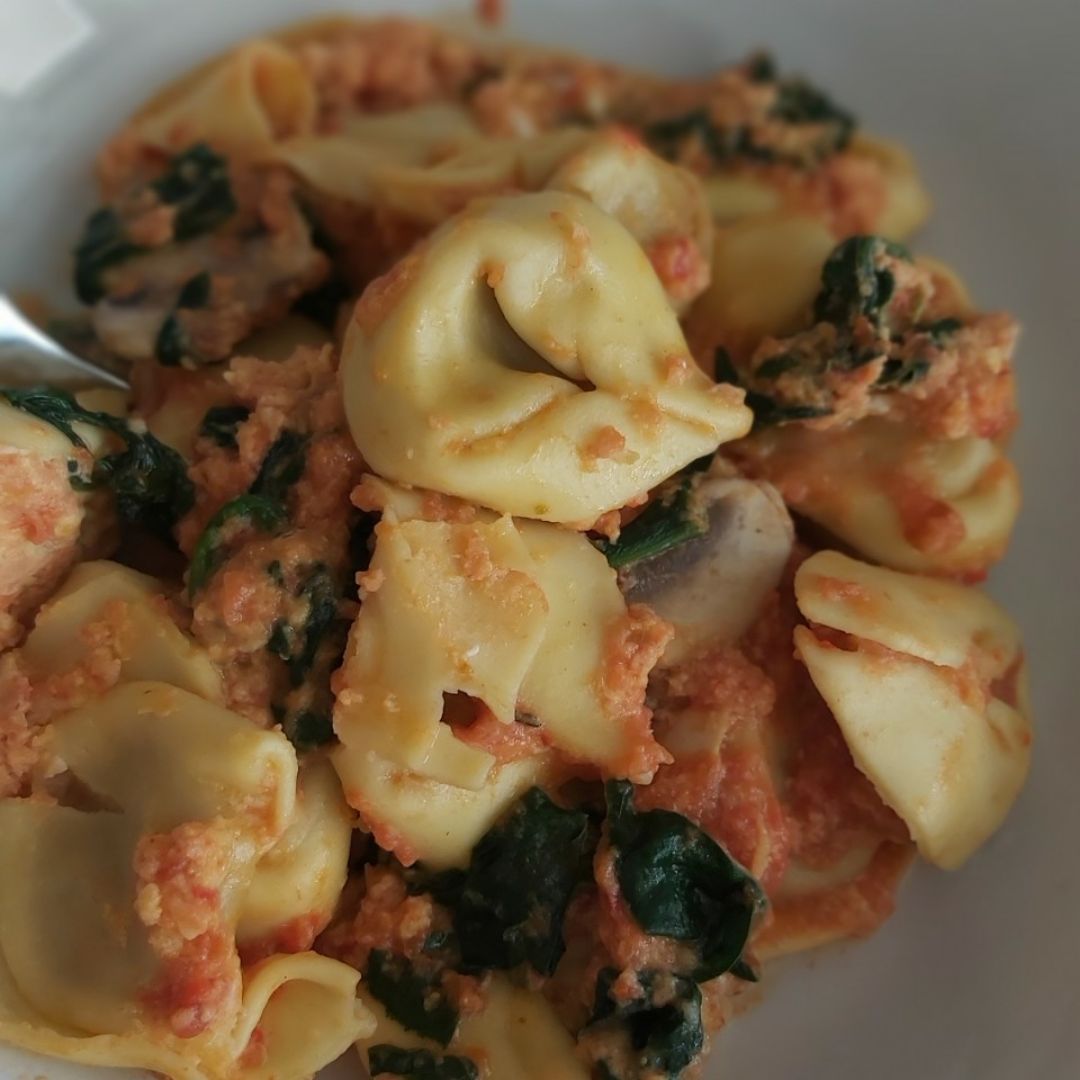 Tortellini relleno de carne con espinacas, champis y tomate.