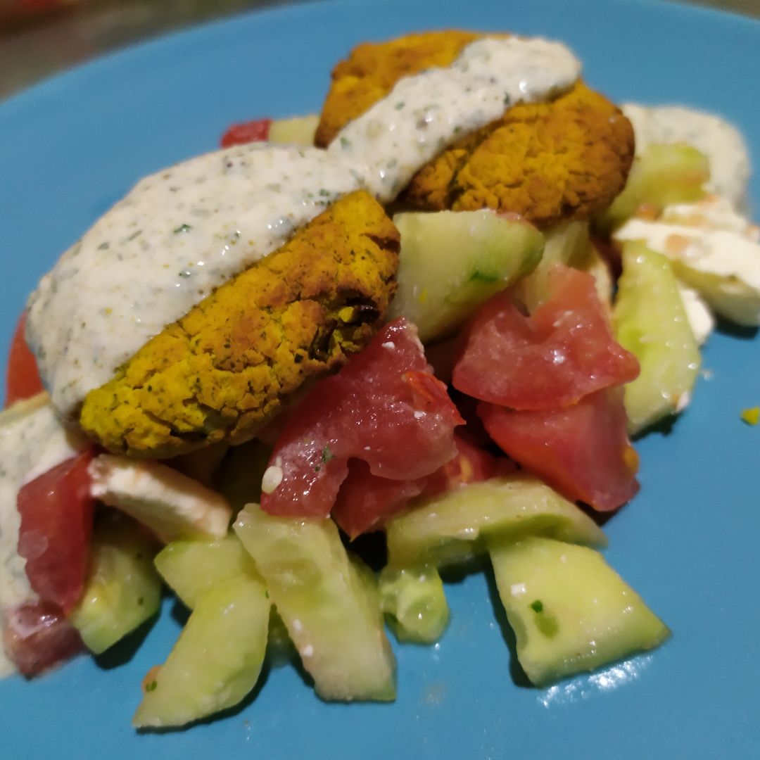 Falafel al horno + ensalada de pepino con salsa de yogur Falafel al horno + ensalada de pepino con salsa de yogur