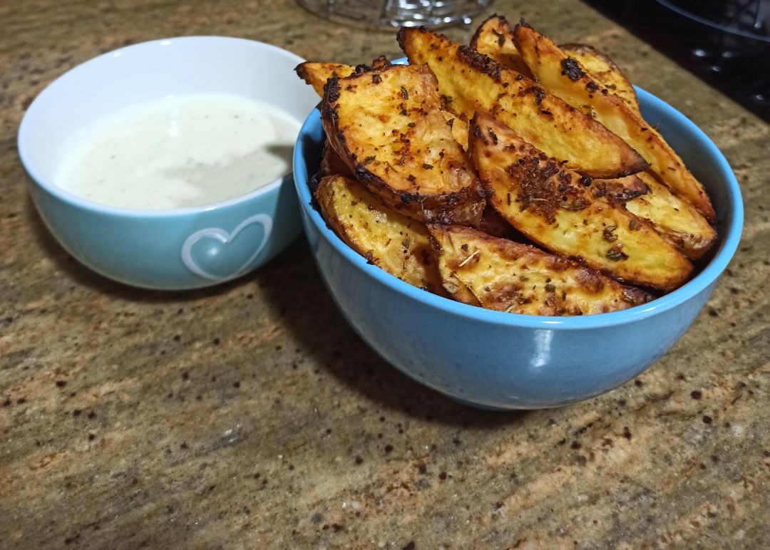 Patatas gajo con salsa roquefort Patatas gajo con salsa roquefort