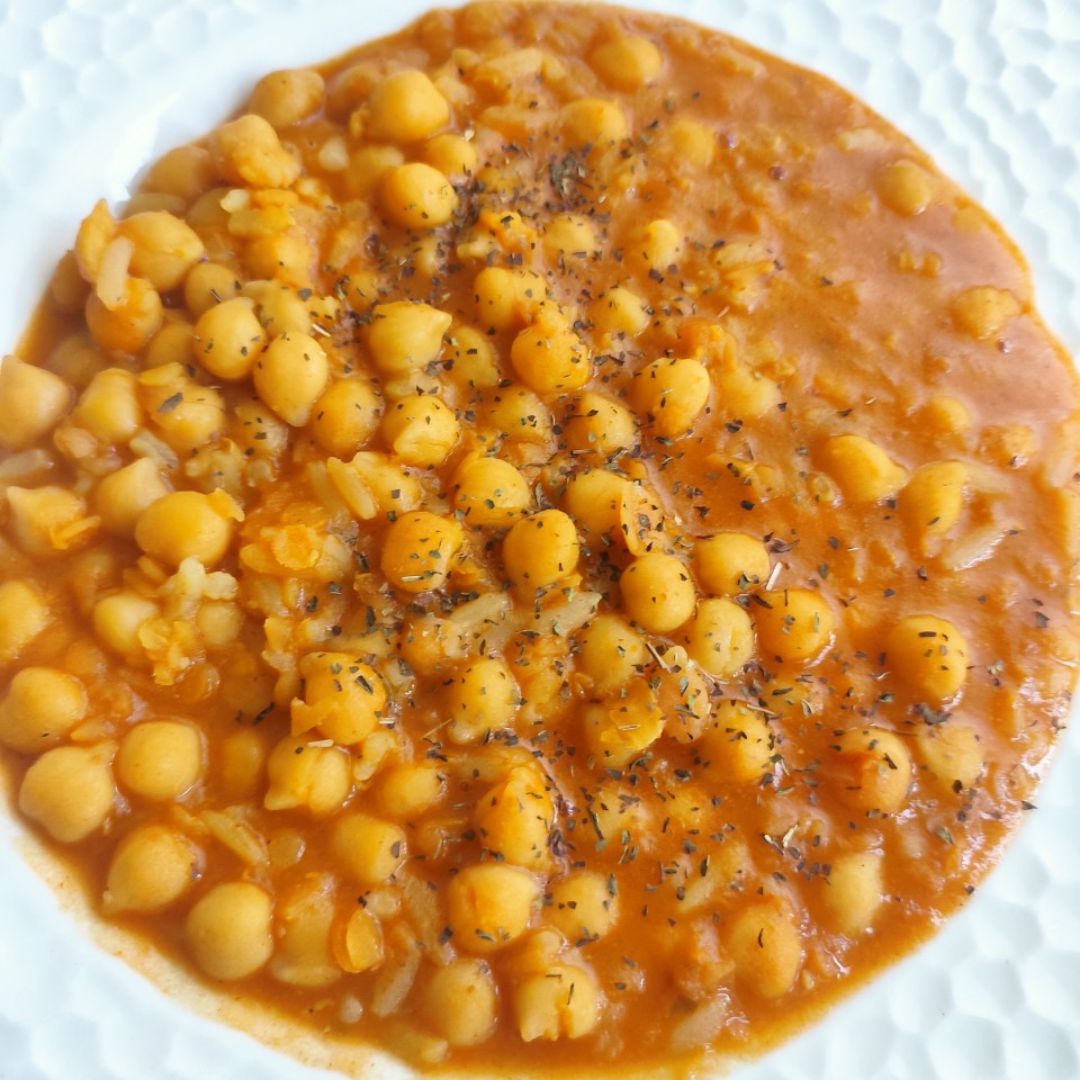 Curry express de garbanzo, arroz y lenteja roja.