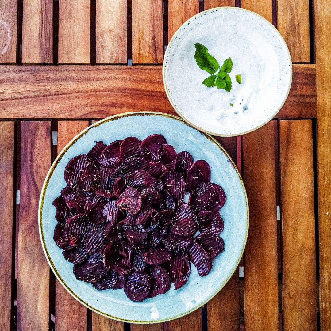 Chips de remolacha al horno con salsa de yogur Chips de remolacha al horno con salsa de yogur