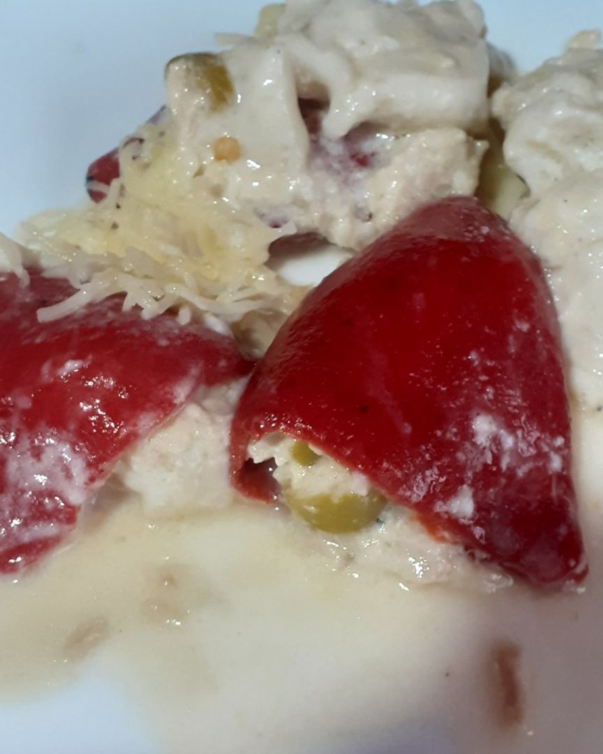 Pimientos rellenos de atún, aceitunas y falsa mayonesa. Cubiertod con bechamen sin matequilla y queso gratinado Pimientos rellenos de atún, aceitunas y falsa mayonesa. Cubiertod con bechamen sin matequilla y queso gratinado