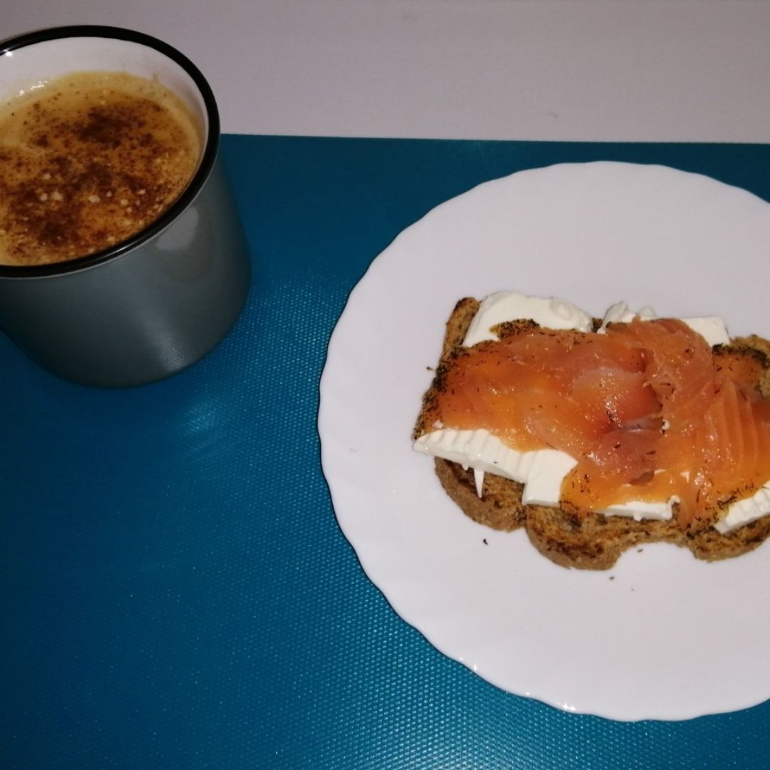 Tostada integral con queso fresco y salmón ahumado, cafe con leche de soja y canela. 