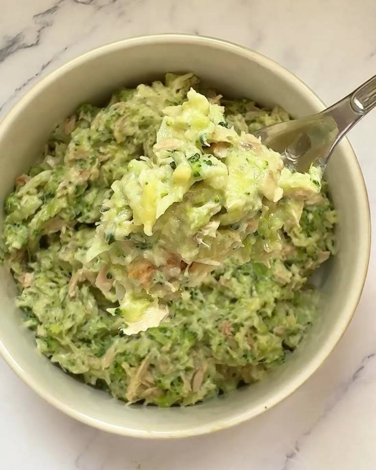 Ensaladilla de brócoli con aguacate y melva. Ensaladilla de brócoli con aguacate y melva.