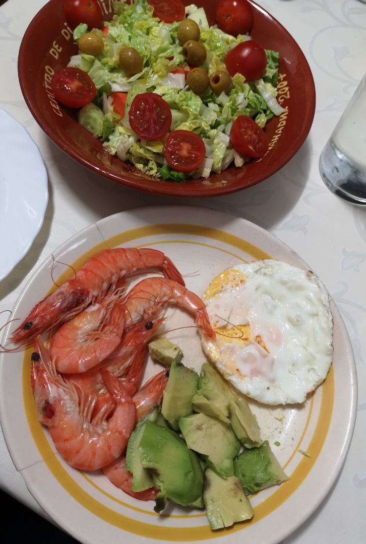 Langostinos aguacate y huevo con ensalada