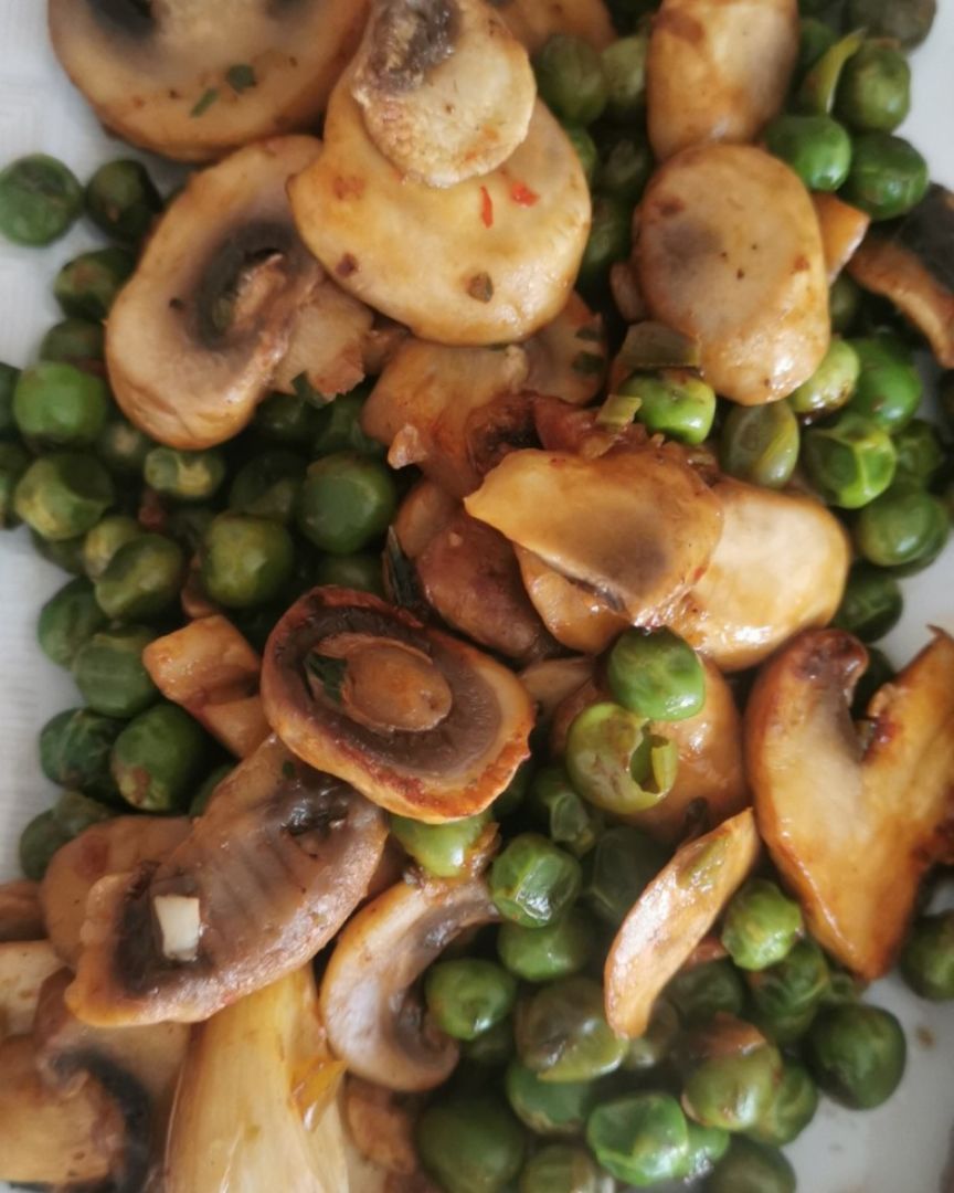 Champiñones y guisantes salteados
