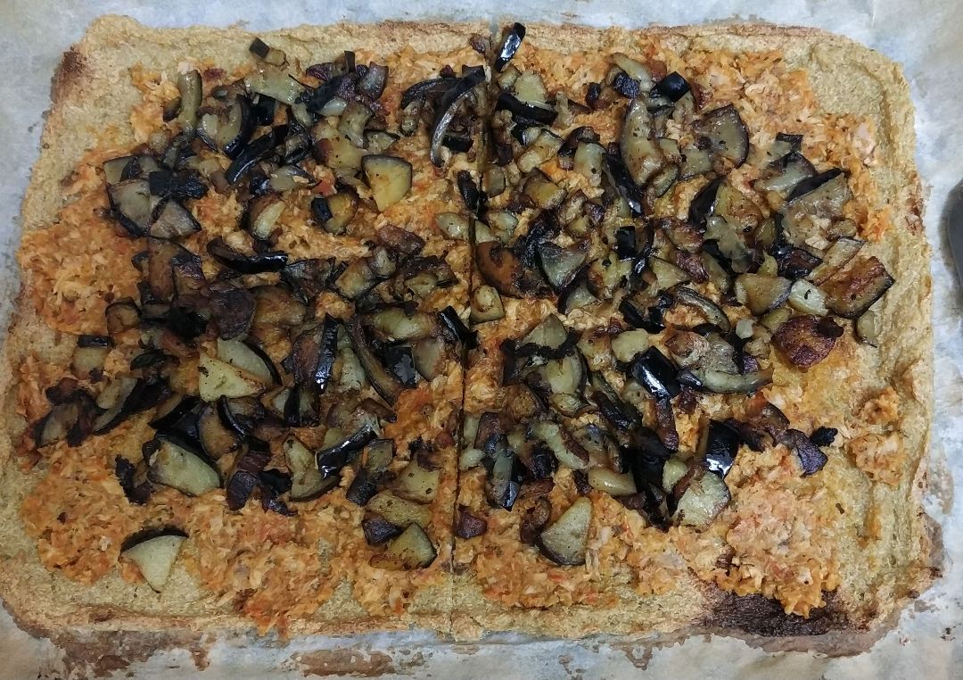 Pizza de Quinoa con berenjena y atún