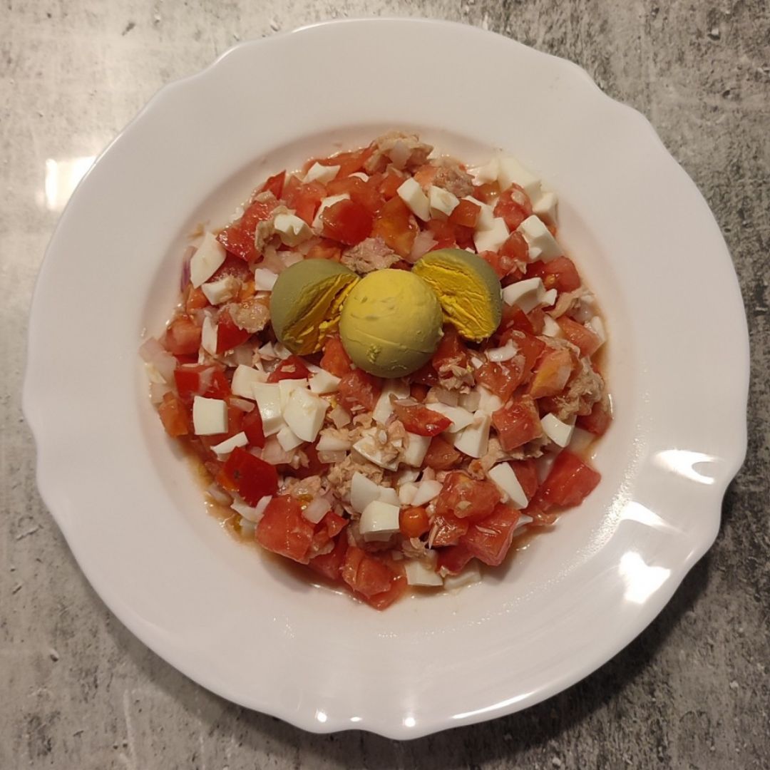 Ensalada healthy de tomate, huevo y atún Ensalada healthy de tomate, huevo y atún