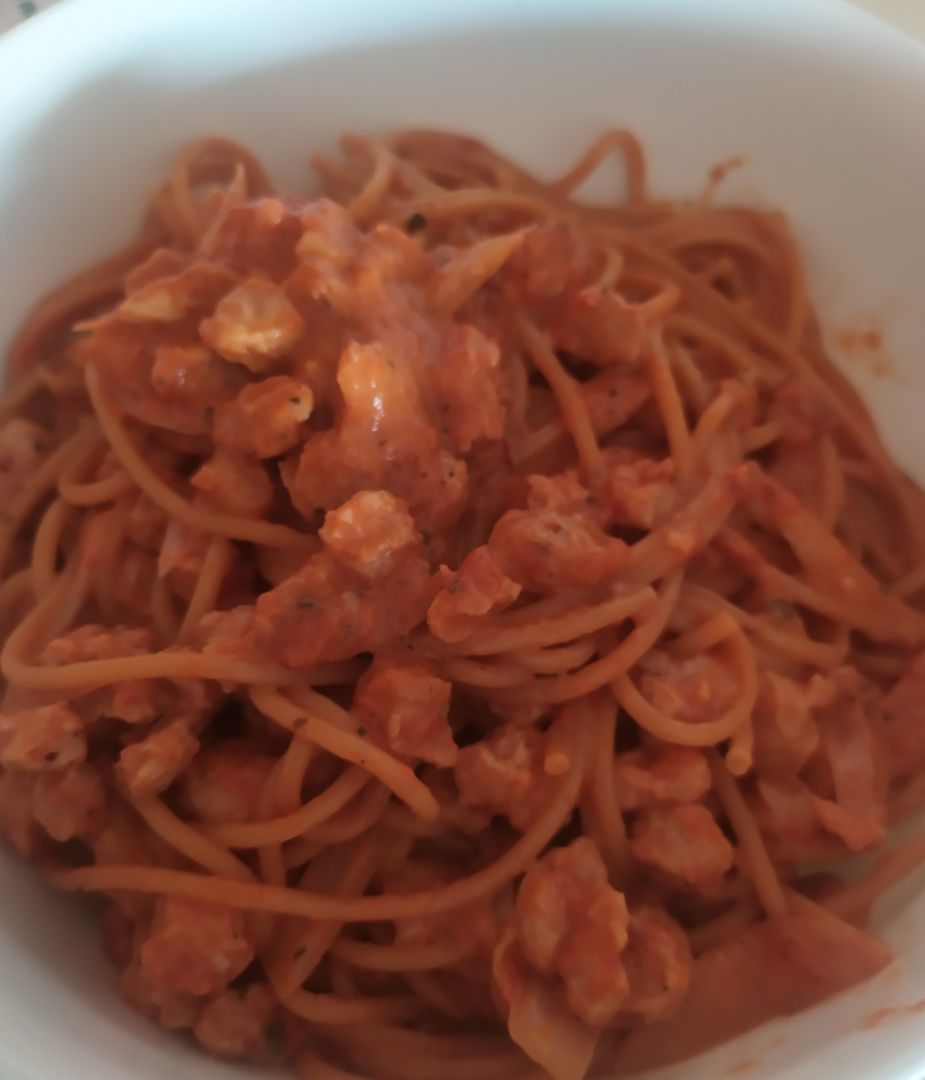 Espaguetis con salsa de pimientos y soja texturizada