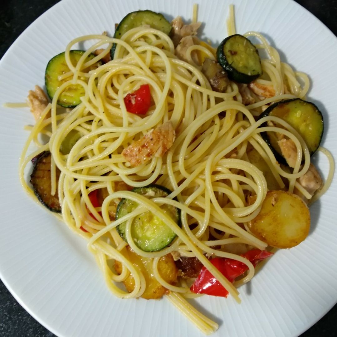 Espaguetis con verduras y pollo. Espaguetis con verduras y pollo.