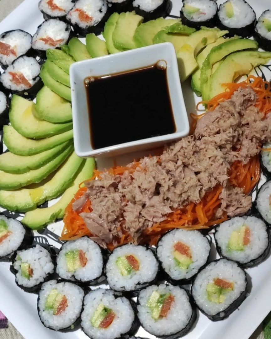Sushi de aguacate, salmón y queso de untar Sushi de aguacate, salmón y queso de untar