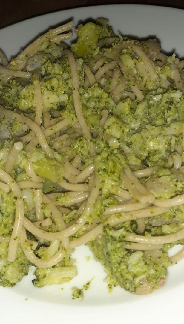 Espaguetis integrales con gambas y pesto de brocoli Espaguetis integrales con gambas y pesto de brocoli