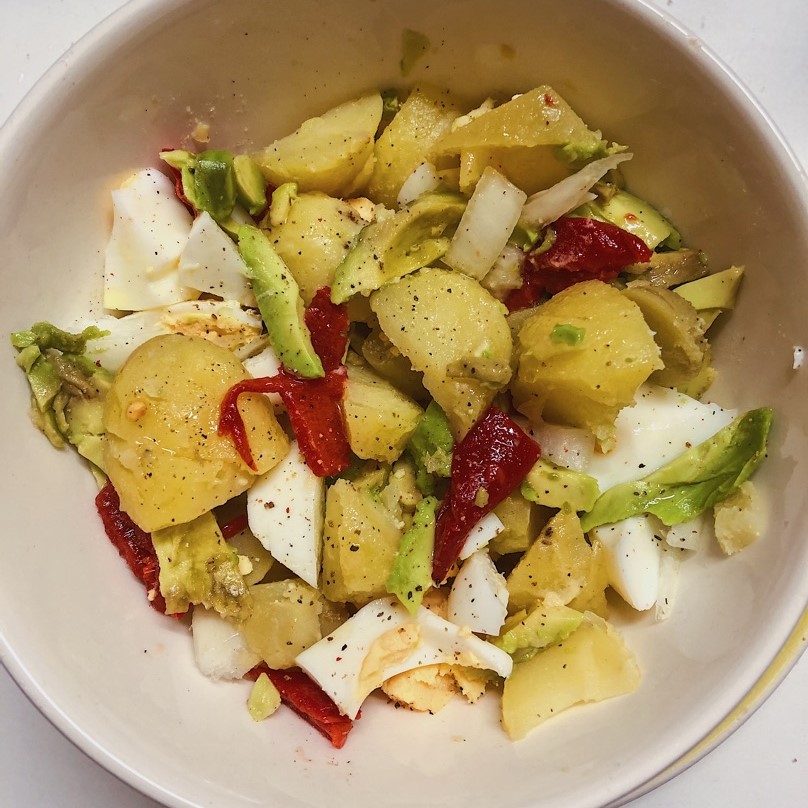 Ensalada de patata con huevo y aguacate.