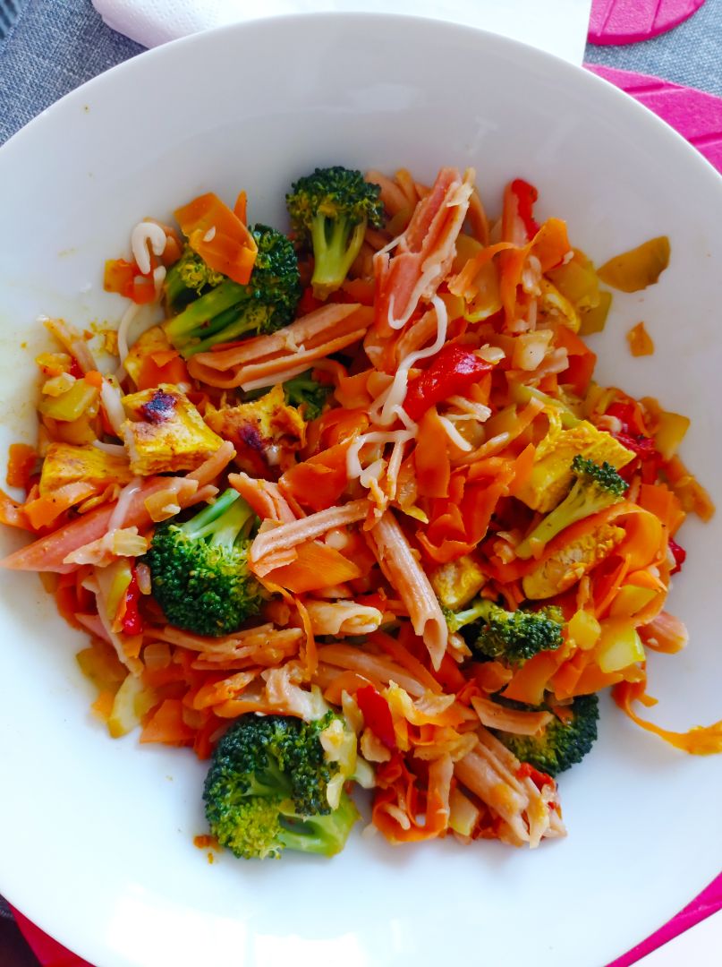 Pasta de remolacha con pavo y verduras Pasta de remolacha con pavo y verduras