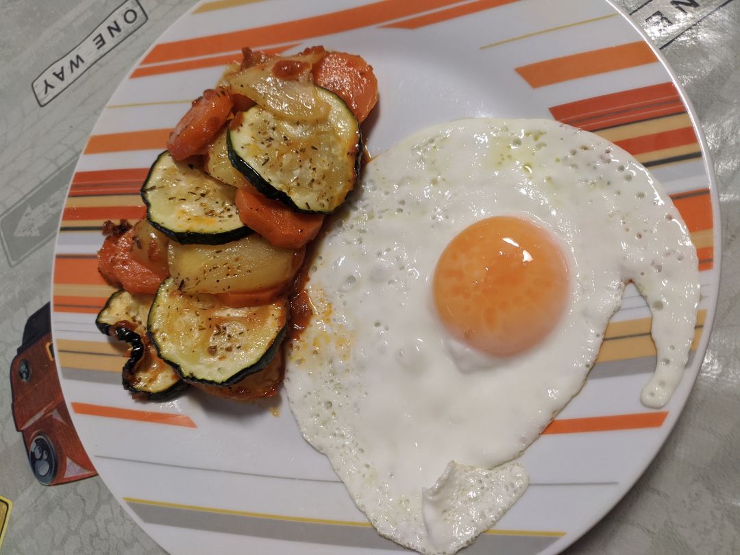 Ratatouille a mi manera con huevo plancha Ratatouille a mi manera con huevo plancha