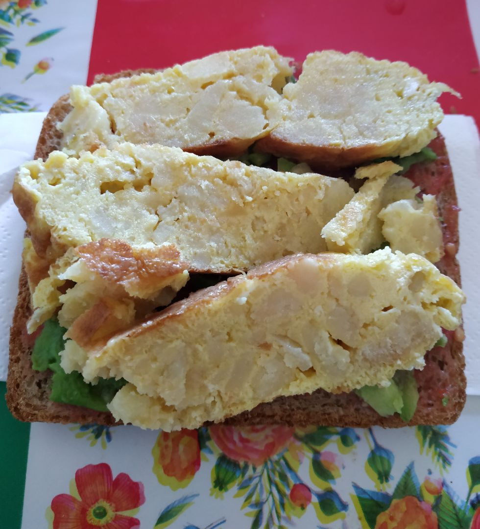 Tostada de tortilla, aguacate y tomate.