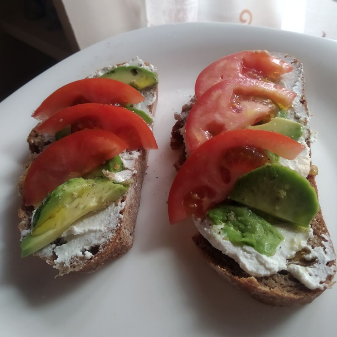 Tostada de aguacate, queso y tomate Tostada de aguacate, queso y tomate