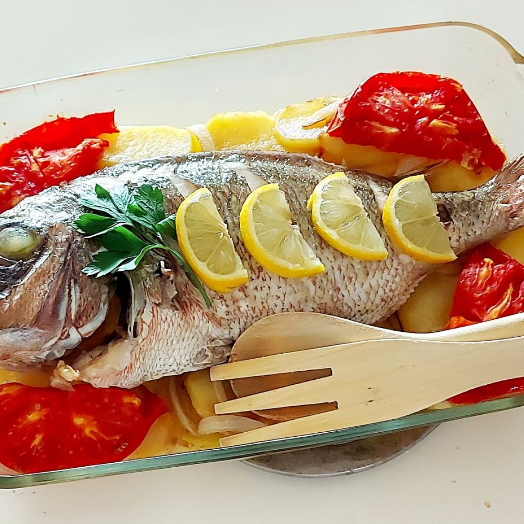 Pescado al horno con patata y verduras