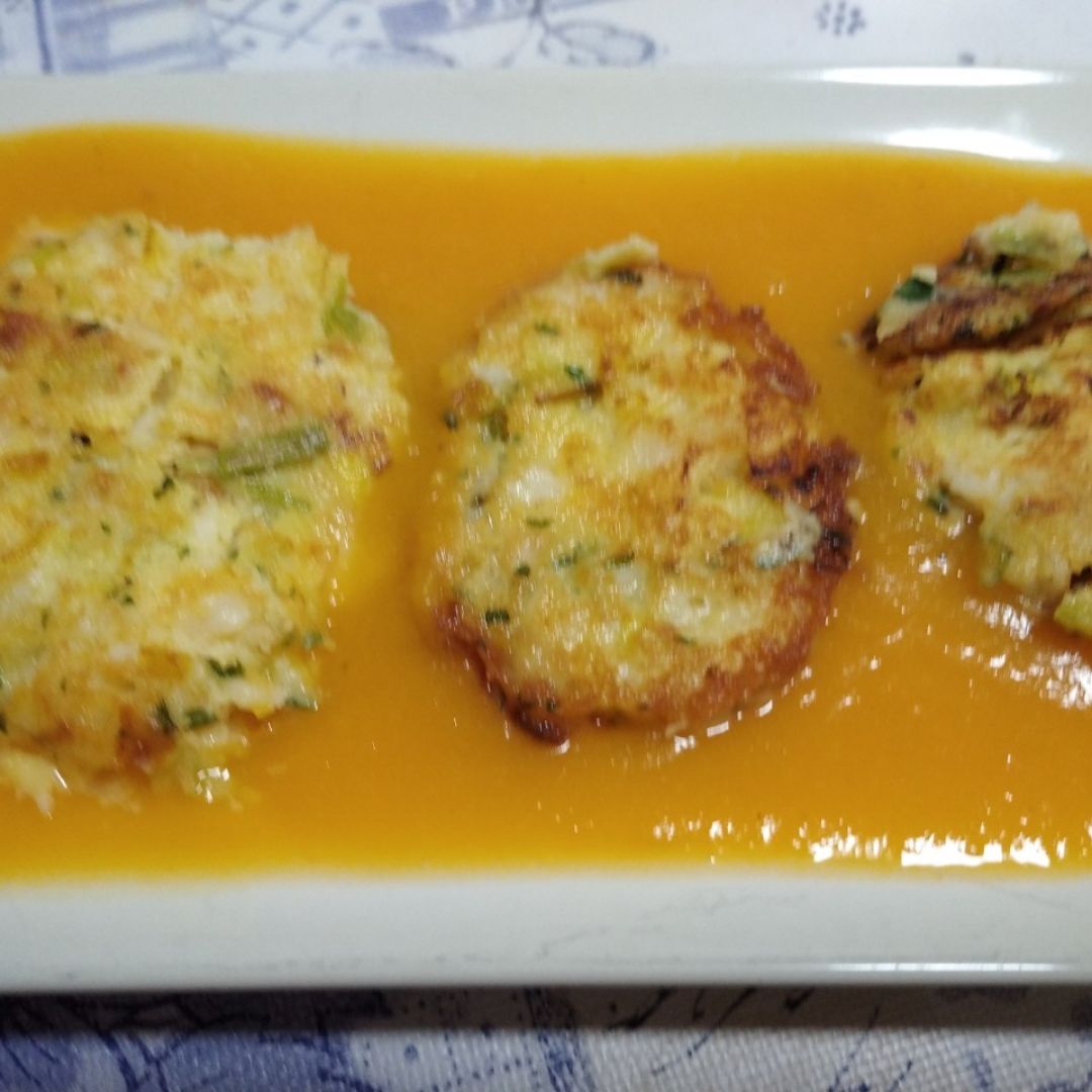 Hamburguesas de bacalao sobre crema de calabaza Hamburguesas de bacalao sobre crema de calabaza