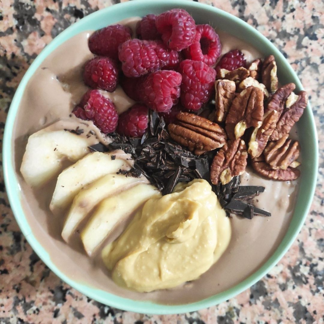 Bol de kéfir de castañas y cacao con pera y nueces Bol de kéfir de castañas y cacao con pera y nueces