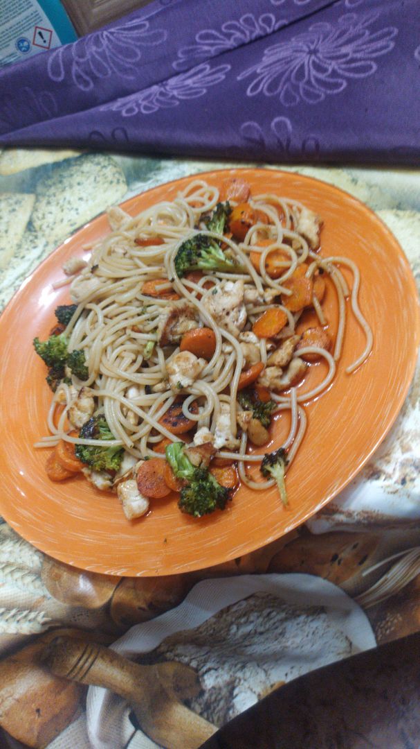 Spaghettis con verduras y pollo