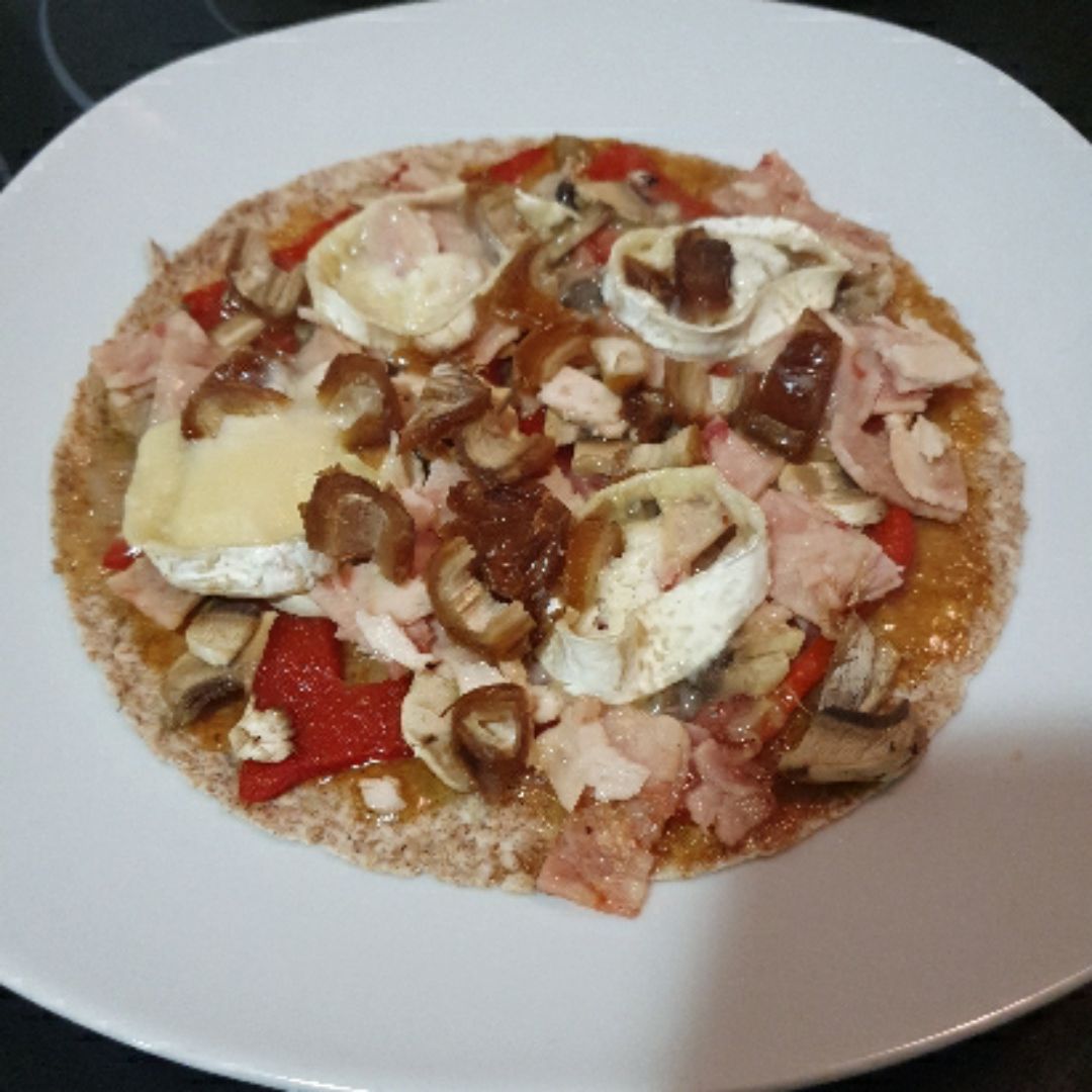 Pizza rápida de pollo relleno, queso de cabra y dátiles