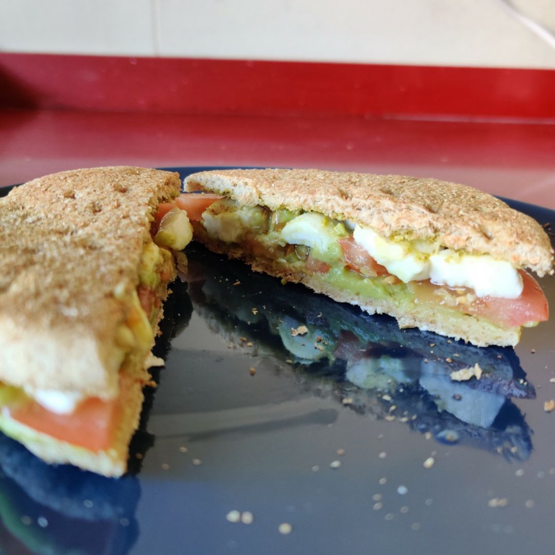 Sandwich de aguacate, tomate y mozzarella Sandwich de aguacate, tomate y mozzarella