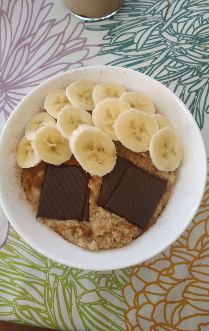Gachas de avena, canela, plátano y chocolate 85% Gachas de avena, canela, plátano y chocolate 85%