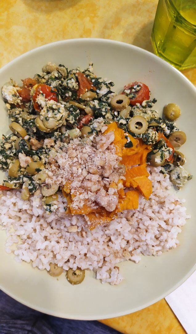 Arroz con verdura, pescado, boniato, huevo y nueces