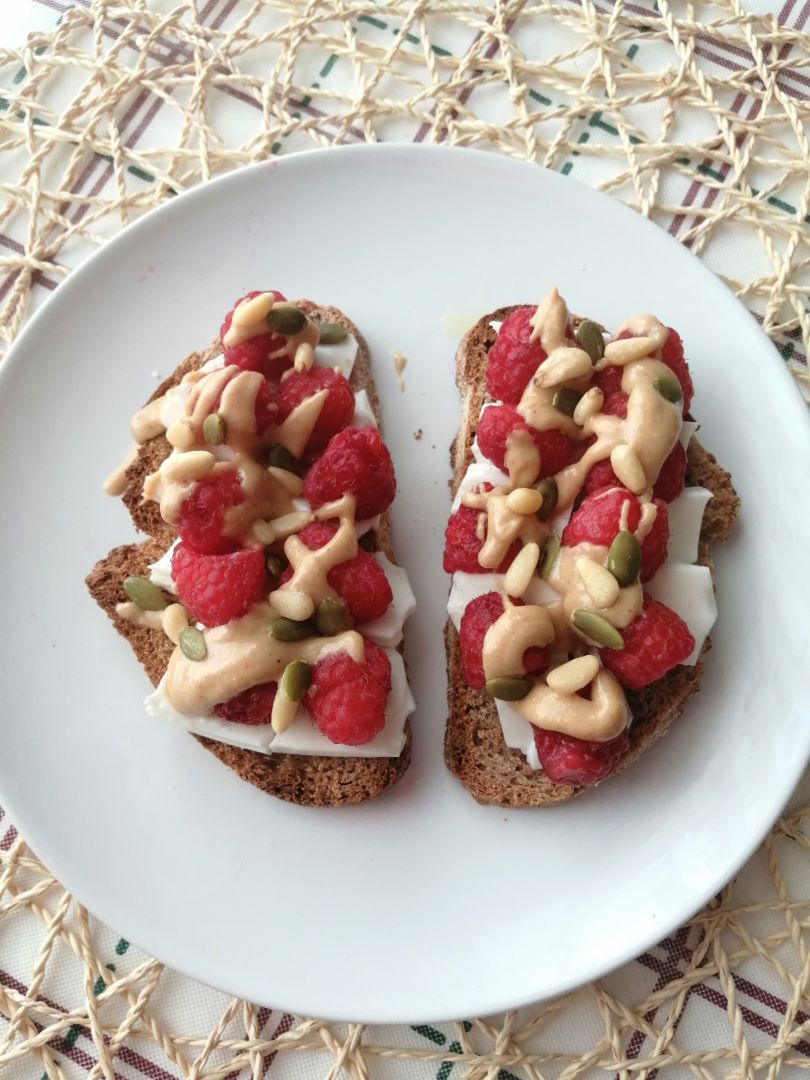 Tostadas integrales con queso fresco y frambuesas 
