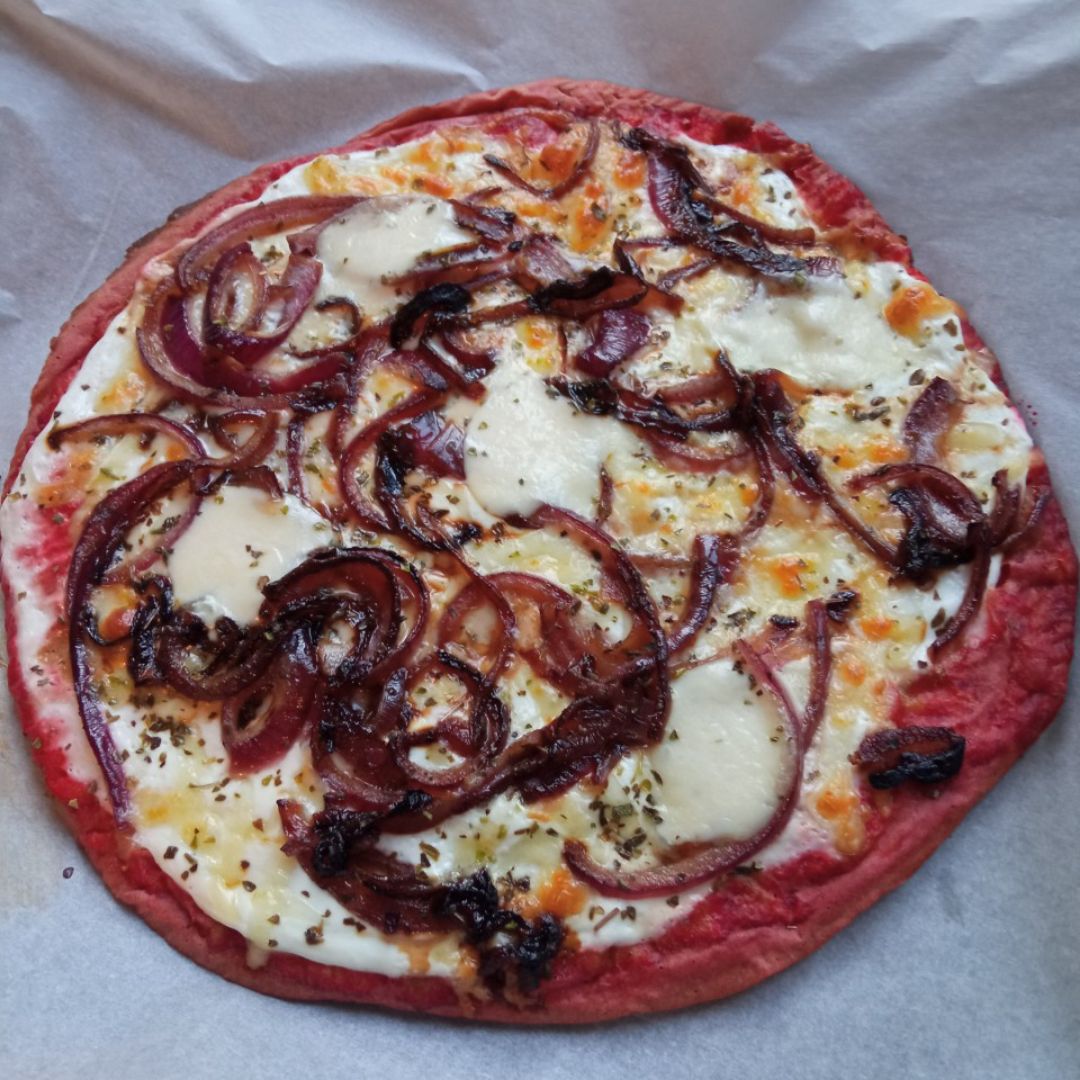 Triple cheese pizza con base de remolacha Triple cheese pizza con base de remolacha
