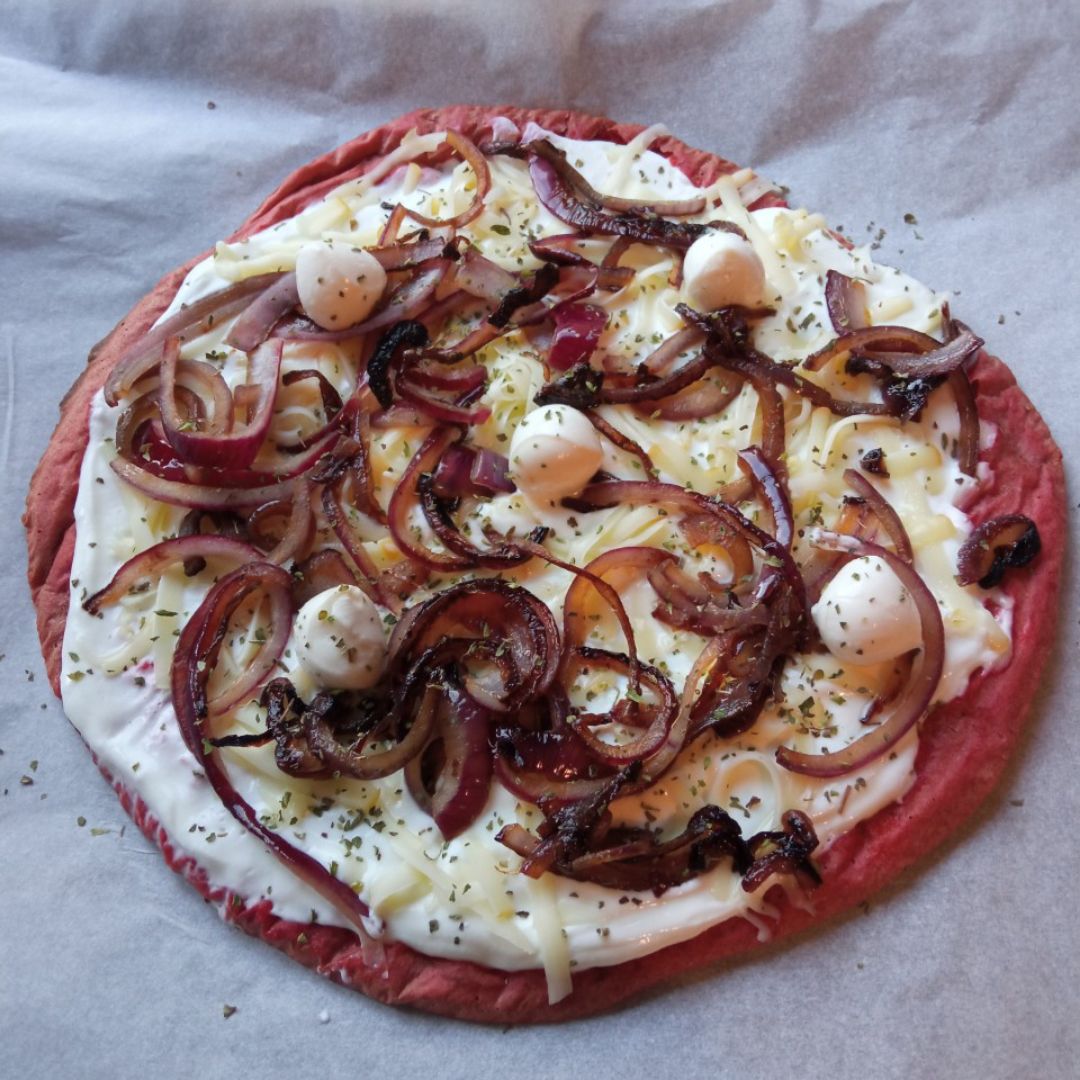 Triple cheese pizza con base de remolacha Paso 1 Triple cheese pizza con base de remolacha Paso 1