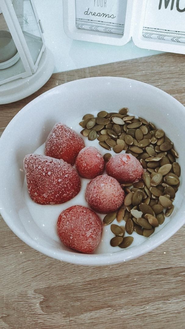 Yogurt con fresas y pipas de calabaza Yogurt con fresas y pipas de calabaza