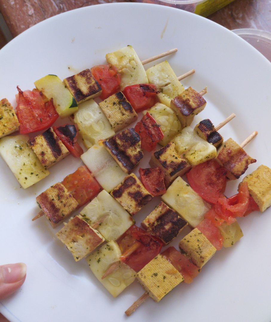 Brochetas de tofu, tomate y calabacín. Brochetas de tofu, tomate y calabacín.