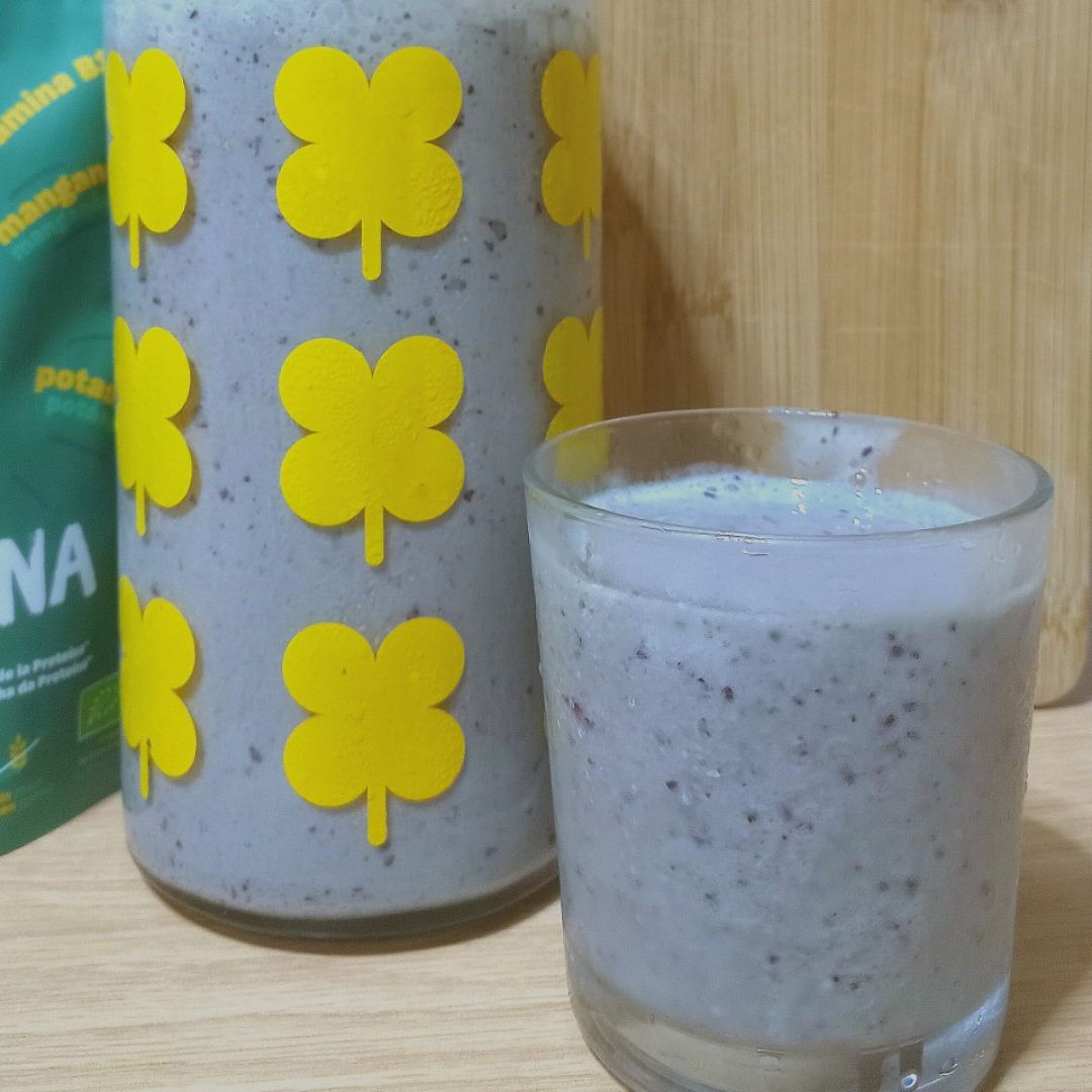 Smoothie arándanos, frutos rojos, plátano, kéfir Smoothie arándanos, frutos rojos, plátano, kéfir