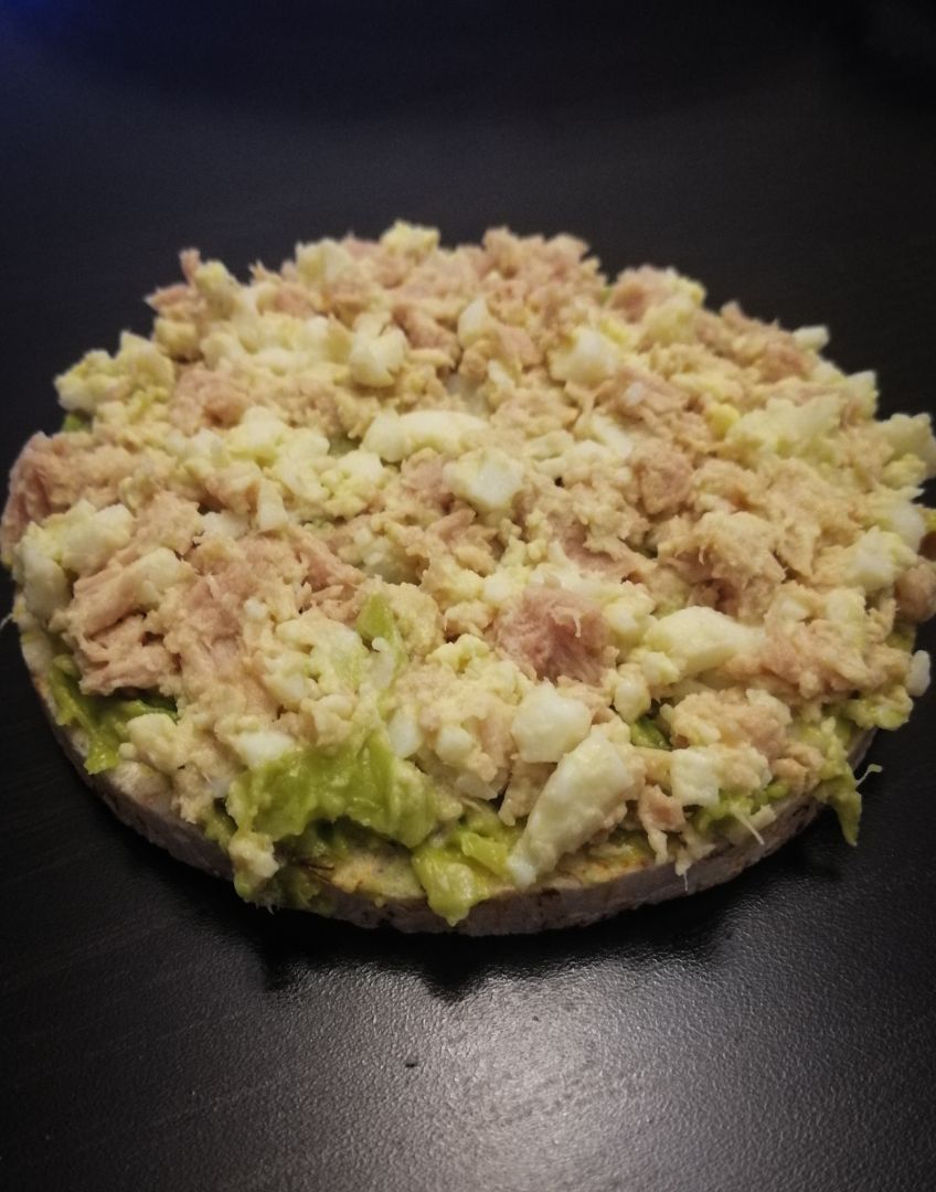 Tortita de arroz con atún y aguacate 🥑🍚