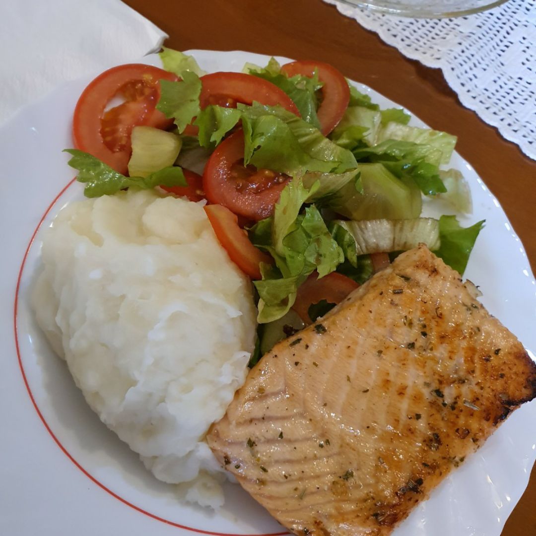Salmon + Cremoso de Yuca+Ensalada verde Salmon + Cremoso de Yuca+Ensalada verde