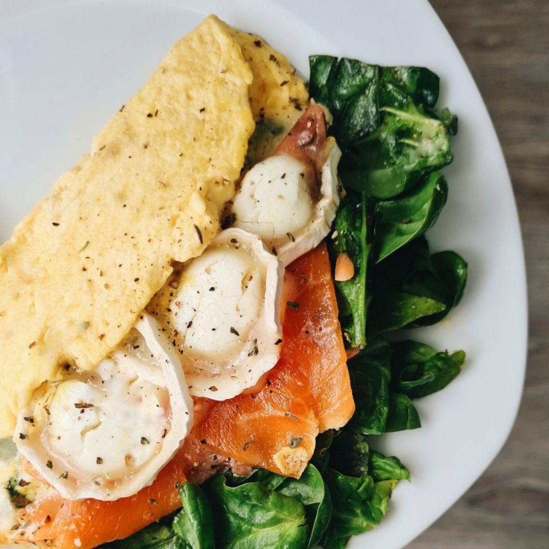 Tortilla con espinacas, salmón y queso de cabra