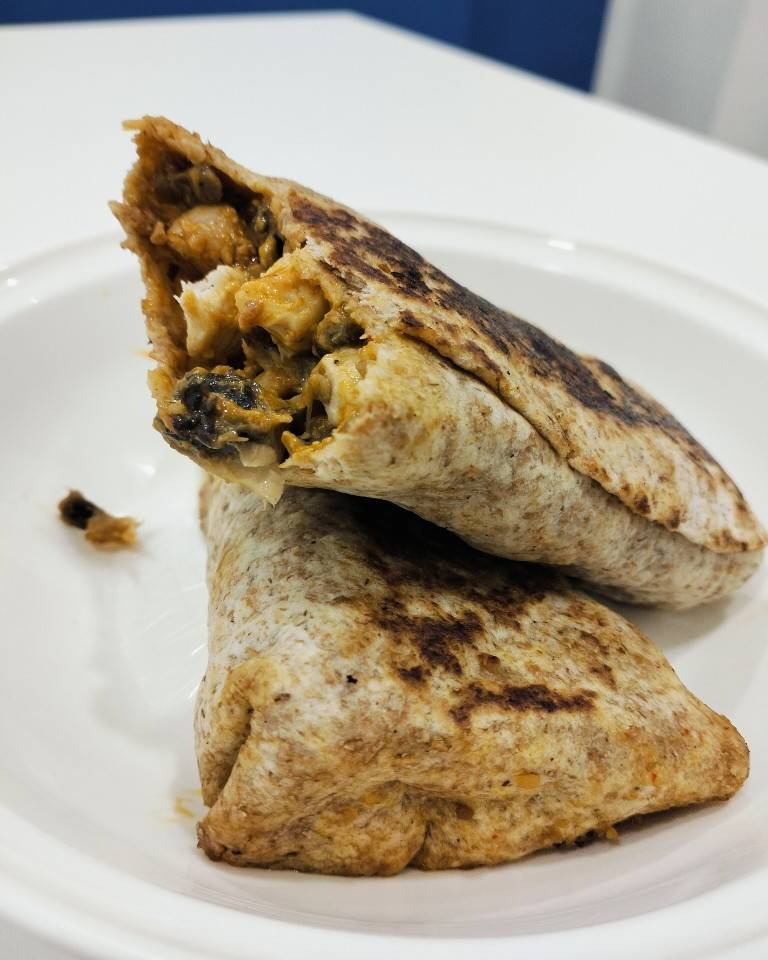 Burritos de pollo, champiñones y salsa romescu Burritos de pollo, champiñones y salsa romescu