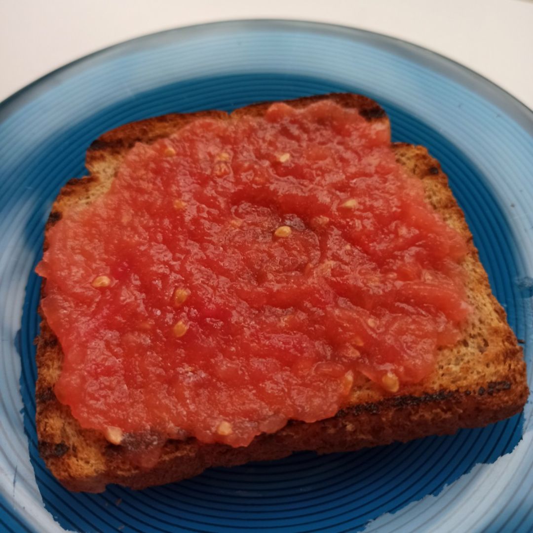 Tostada pan 100% integral con tomate rayado Tostada pan 100% integral con tomate rayado