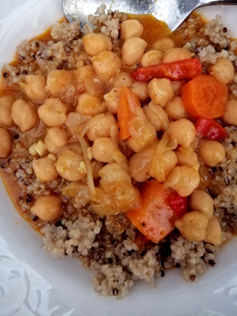 Garbanzos al curry con verdura y quinoa 
